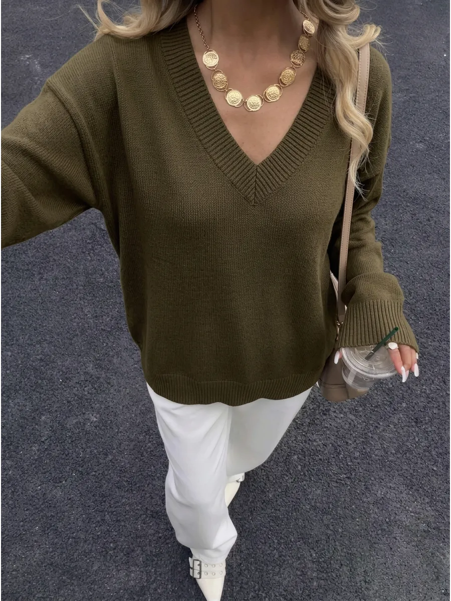 Oversized V-Neck Jumper in Olive – view 2